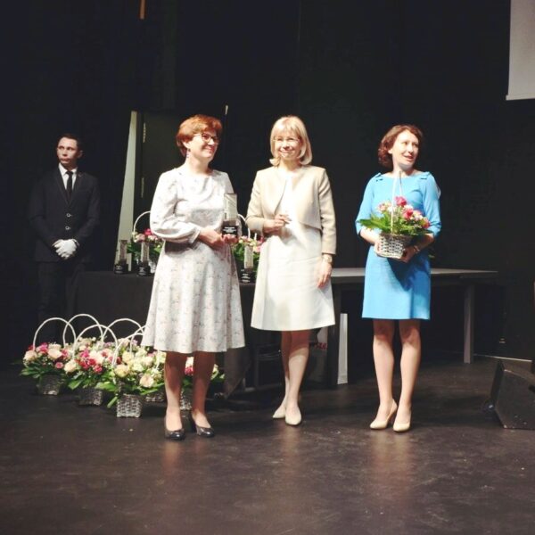 61015209 2390377854346222 959206603972673536 o(1)